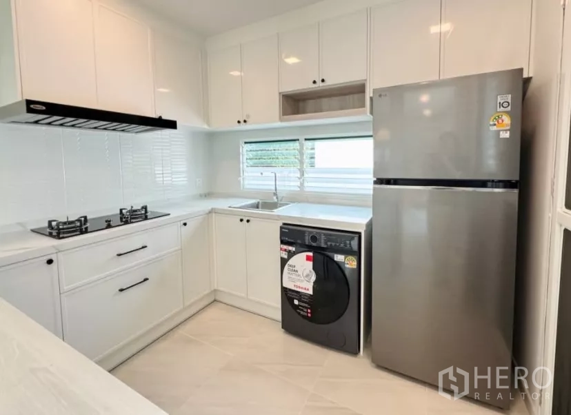 บ้าน ให้เช่าในBang Phli, Samut Prakan - ครัวยุคใหม่พร้อมอ่างล้างจาน ตู้เย็น และเครื่องซักผ้าใต้เคาน์เตอร์