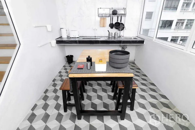 店屋 出售在Suan Luang, Bangkok - 明亮餐角，几何地砖与紧凑餐桌，靠近大窗。