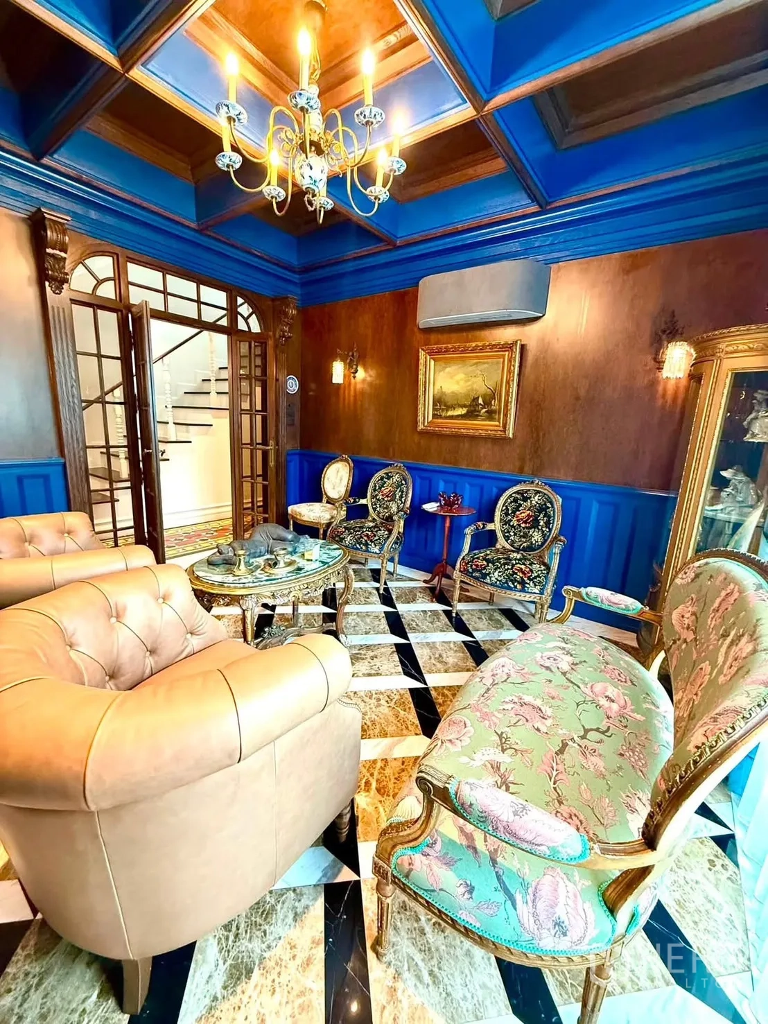 บ้านเดี่ยว for rent in Bang Kapi, Bangkok - ห้องรับรองสไตล์คลาสสิก เพดานสีน้ำเงินและเก้าอี้วินเทจ.