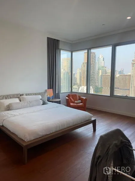 คอนโด ให้เช่าในPathum Wan, Bangkok - ห้องนอนมาสเตอร์กว้างพร้อมหน้าต่างพาโนรามาวิวเมือง