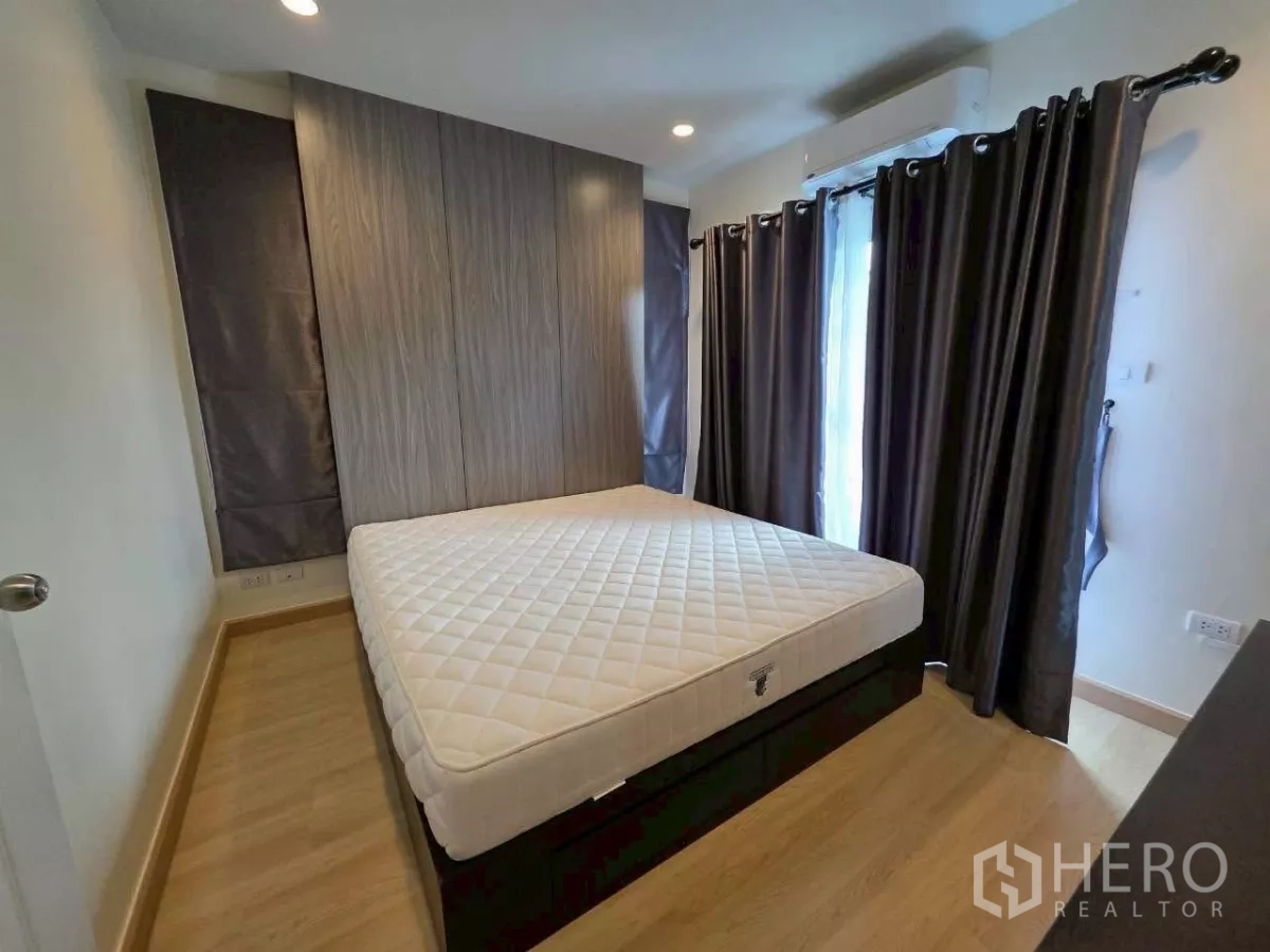 Detached House for rent or sale in Samut Prakan - Master bedroom with large wardrobes, air-conditioner and blackout curtains.