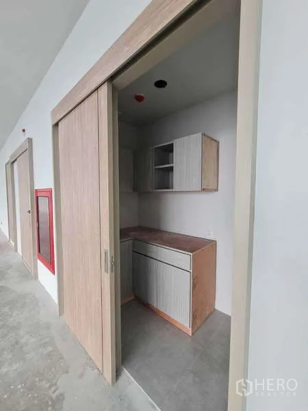 สำนักงาน ให้เช่าในChatuchak, Bangkok - มุมแพนทรีขนาดกะทัดรัด พร้อมตู้บิลต์อินและประตูบานเลื่อน