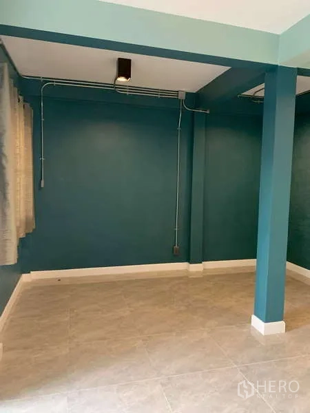 独立式住宅 出租或出售在Phra Khanong, Bangkok - 多功能房，墨绿色墙面、地砖和轨道射灯。