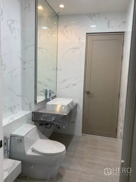 ทาวน์เฮาส์ ให้เช่าในYan Nawa, Bangkok - ห้องน้ำโมเดิร์น กระจกบานใหญ่ อ่างล้างหน้า และโถสุขภัณฑ์