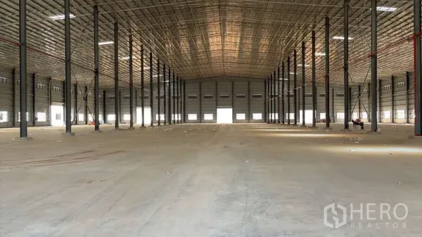 คลังสินค้า ให้เช่าในBan Bueng, Chon Buri - ภายในโกดังขนาดใหญ่ หลังคาฉนวนสูง เสาเหล็ก และประตูโหลดหลายจุด