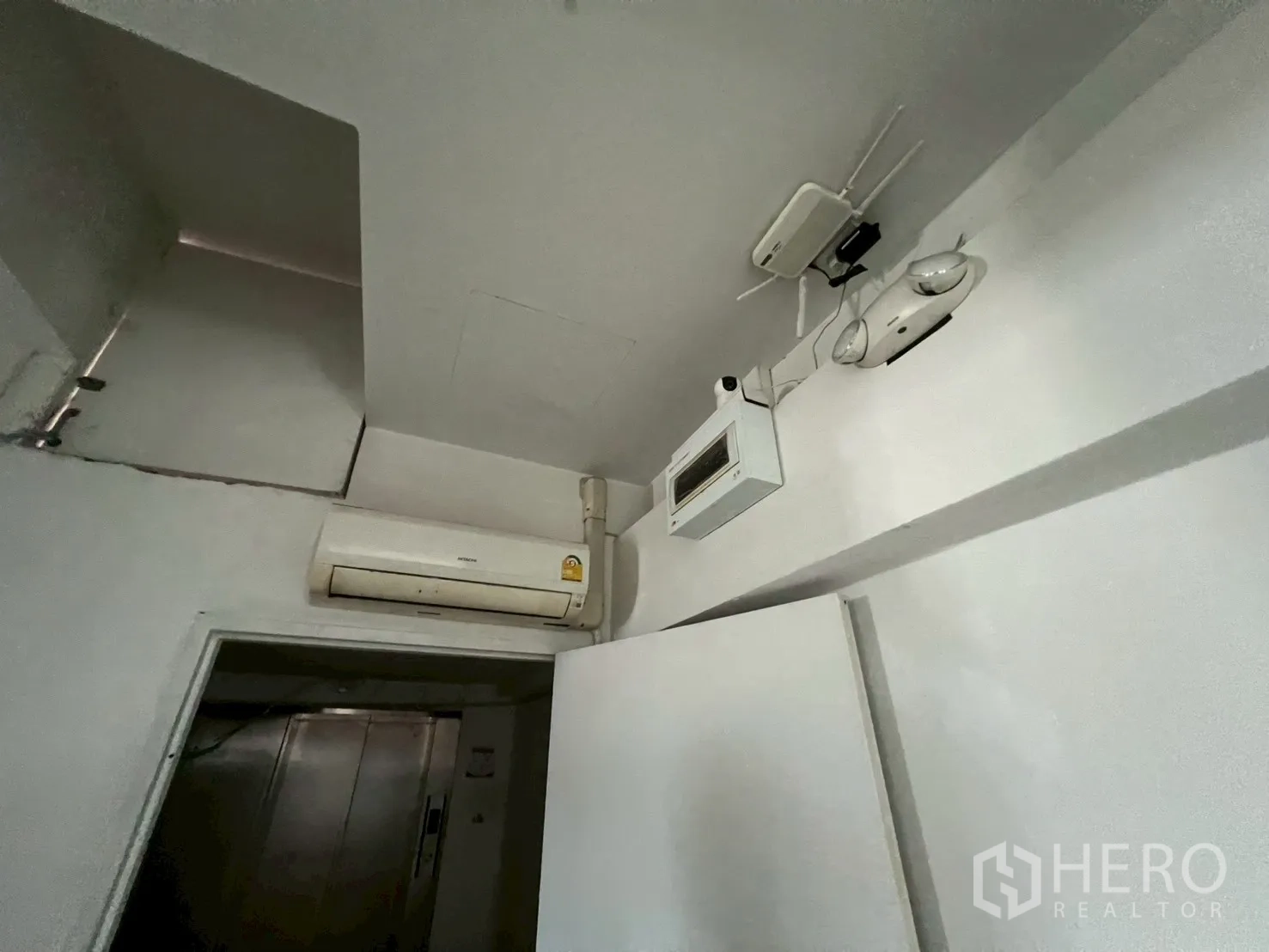 อาคารพาณิชย์ ให้เช่าในHuai Khwang, Bangkok - มุมเพดานติดแอร์และตู้ควบคุมระบบไฟฟ้า.
