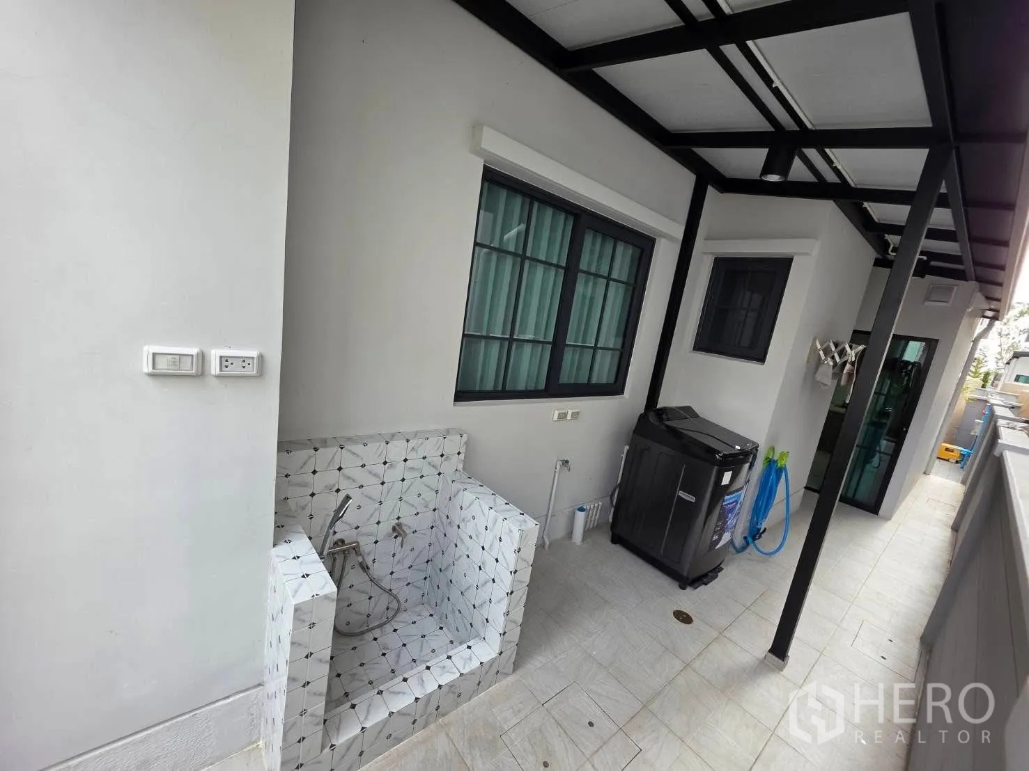 Detached House for rent or sale in Bang Phli, Samut Prakan - Covered service yard with utility sink, washing machine and windows.