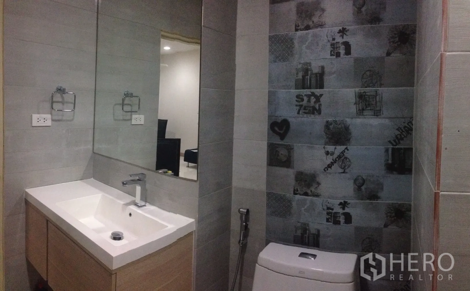 คอนโด ให้เช่าในPhaya Thai, Bangkok - ห้องน้ำทันสมัย มีกระจกบานใหญ่ อ่างล้างหน้า สุขภัณฑ์ และผนังลายกราฟิก