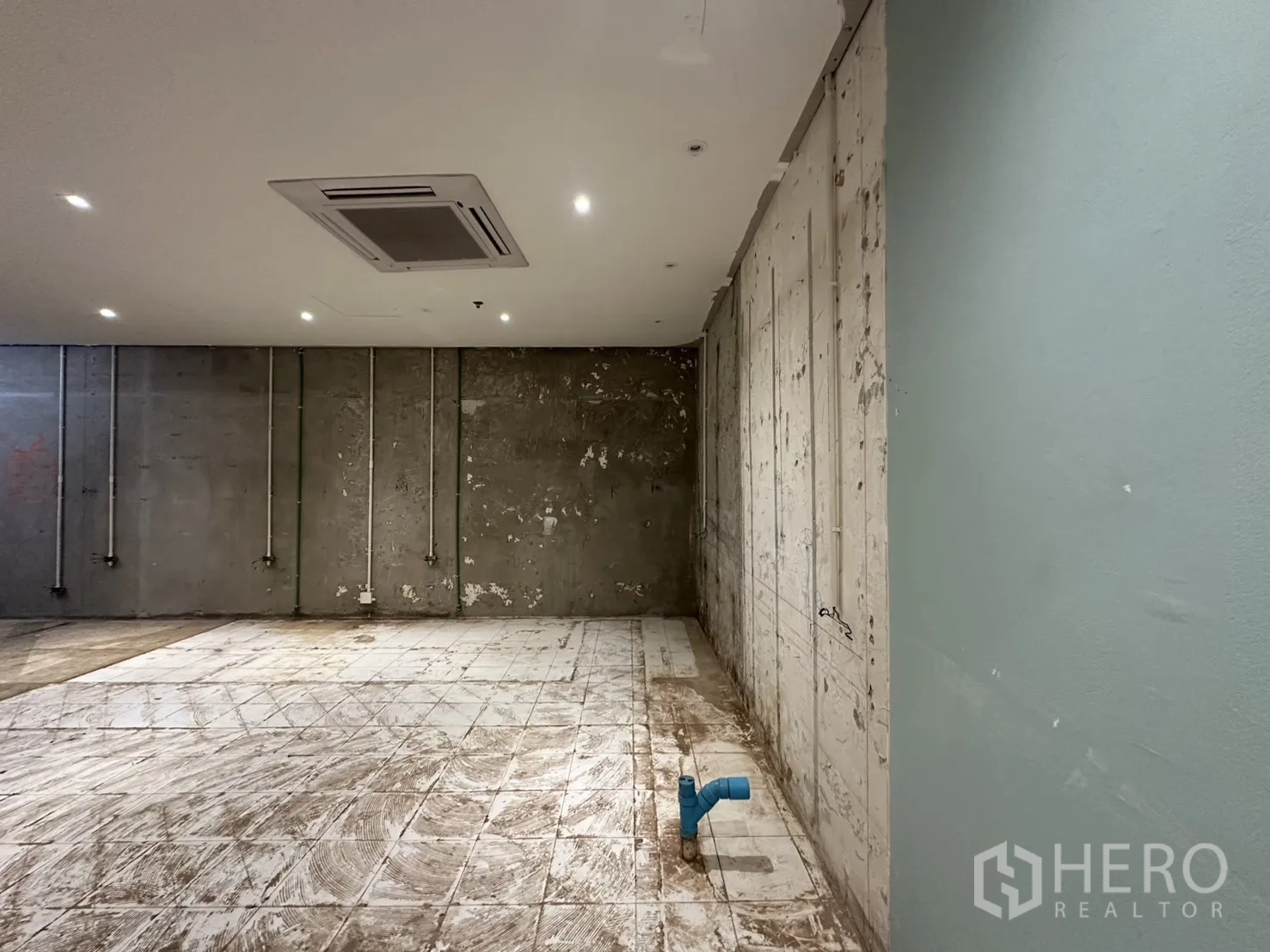 พื้นที่ขายของ for rent in Watthana, Bangkok - พื้นที่เชิงพาณิชย์ผนังคอนกรีตเดินท่อโชว์ มีเครื่องปรับอากาศฝ้า และท่อประปาโผล่จากพื้น