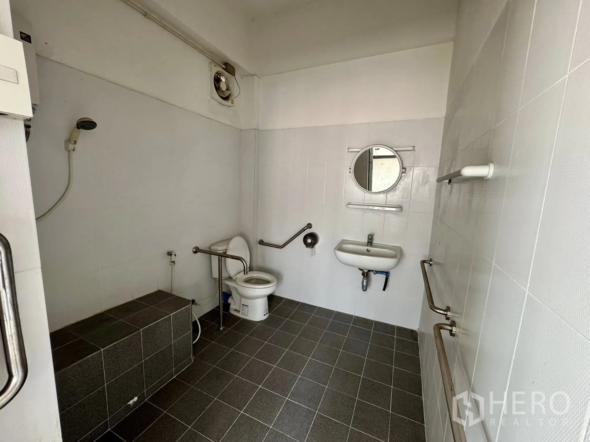 货栈 for rent in Mueang Samut Sakhon, Samut Sakhon - 无障碍卫生间，带扶手、花洒与灰色地砖。