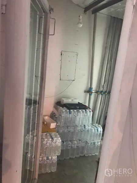 พื้นที่ขายปลีก ให้เช่าในWatthana, Bangkok - ห้องเก็บของด้านหลัง วางขวดน้ำจำนวนมากและท่อระบบ