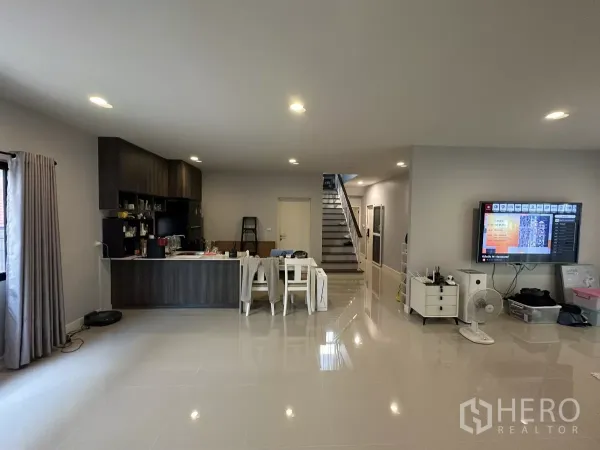 บ้าน ให้เช่าหรือขายในLam Luk Ka, Pathum Thani - โซนโอเพ่นเชื่อมแพนทรี ครัว และโต๊ะทานข้าว มีตู้บิลท์อินและพื้นกระเบื้องเงา