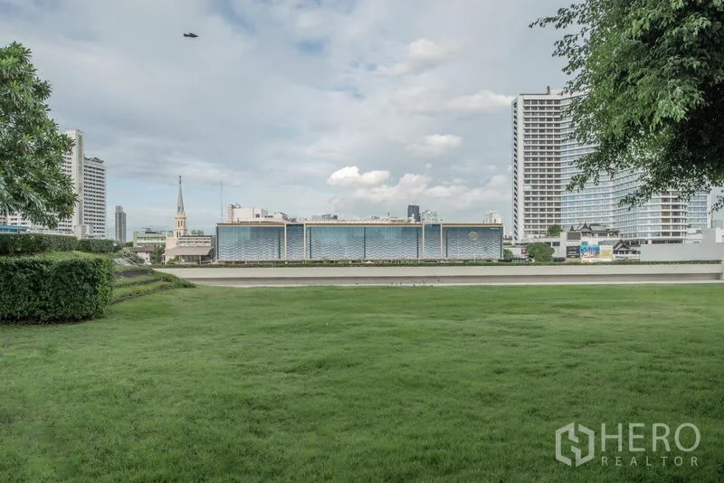คอนโด ให้เช่าในKhlong San, Bangkok - สนามหญ้าริมแม่น้ำ มองเห็นทิวทัศน์เมืองและอาคารริมน้ำ