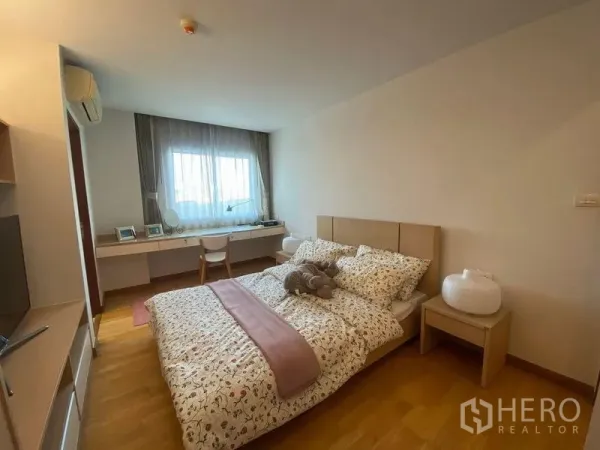 คอนโด ให้เช่าหรือขายในPhra Khanong, Bangkok - ห้องนอนหลักมีเตียงคู่ โต๊ะยาวใต้หน้าต่าง พร้อมผ้าม่านโปร่ง