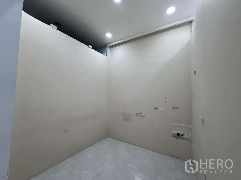 สำนักงานที่บ้าน ให้เช่าในSuan Luang, Bangkok - ห้องด้านหลังปิดทึบ มีจุดเดินท่อและผนังสูง เหมาะเป็นสโตร์หรือออฟฟิศหลังบ้าน