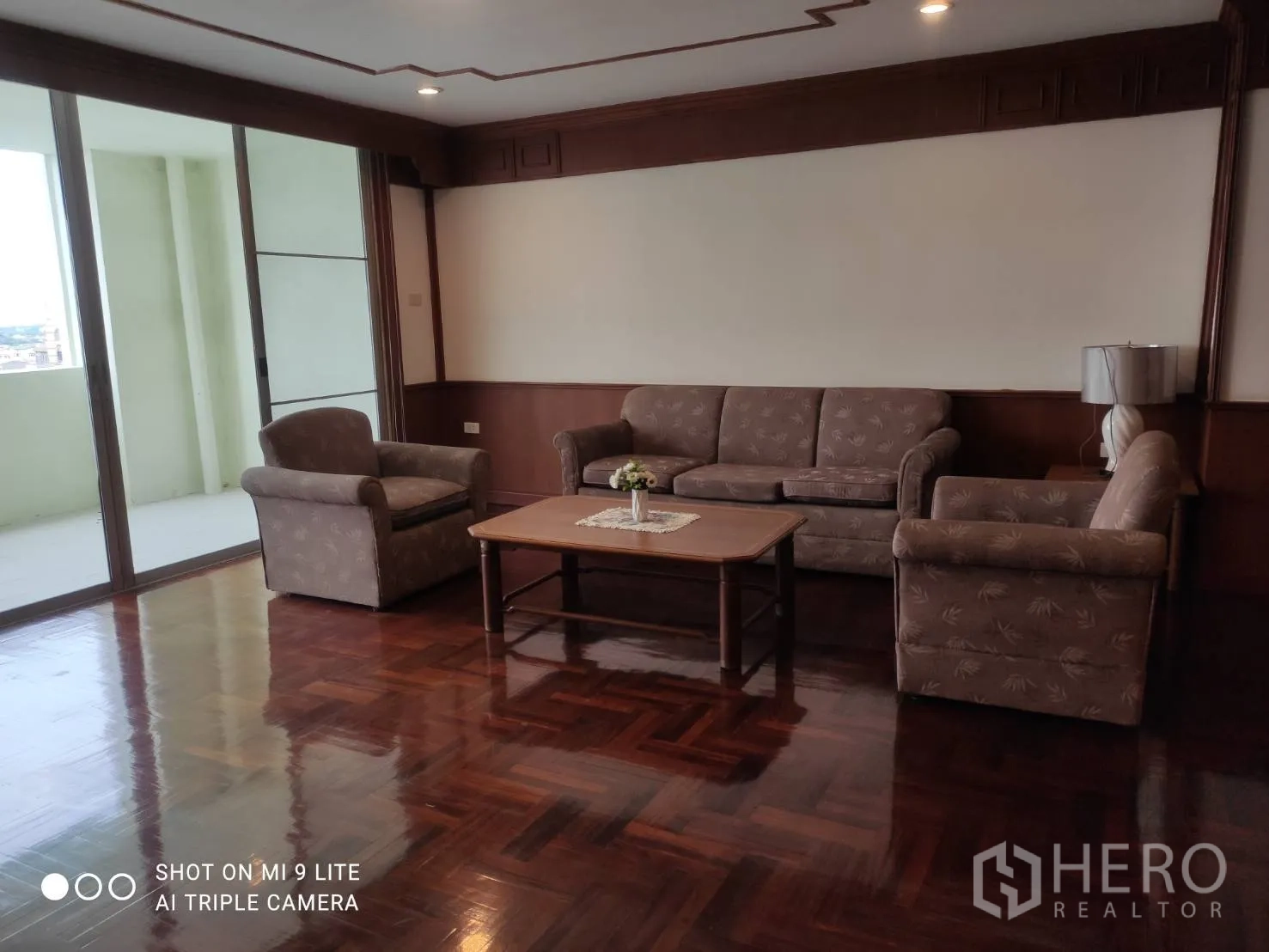 อพาร์ทเมนท์ ให้เช่าในWatthana, Bangkok - ห้องนั่งเล่นเชื่อมต่อระเบียงกว้างด้วยประตูกระจกบานเลื่อน มองเห็นวิวเมือง