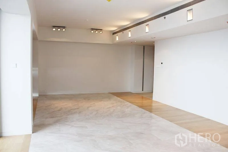 คอนโด ให้เช่าหรือขายในSathon, Bangkok - พื้นที่นั่งเล่น–รับประทานอาหารแบบเปิดโล่ง ไฟดาวน์ไลต์ พื้นหินอ่อนสลับไม้