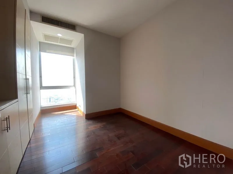 公寓 出租在Sathon, Bangkok - 次卧/多功能房，内置衣柜、木地板与大窗采光。