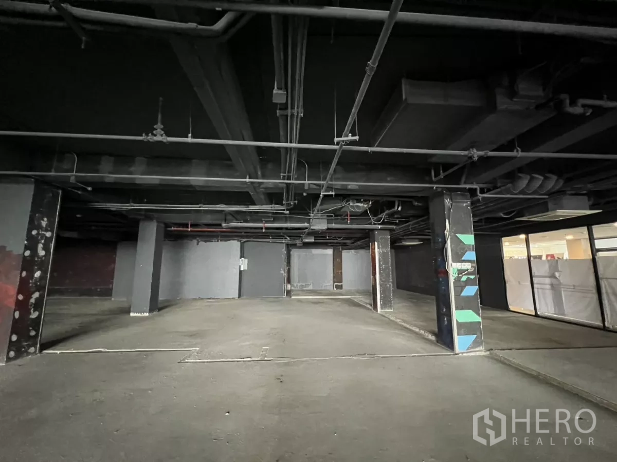 พื้นที่ขายปลีก ให้เช่าในWatthana, Bangkok - โซนด้านในลึก มีเสาและงานระบบเดินลอย