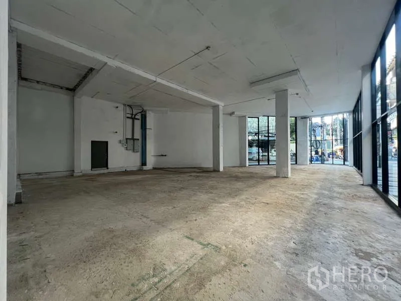 Retail Space for rent in Khlong Toei, Bangkok - Bright open retail floor with expansive glazing and dual entrance points.