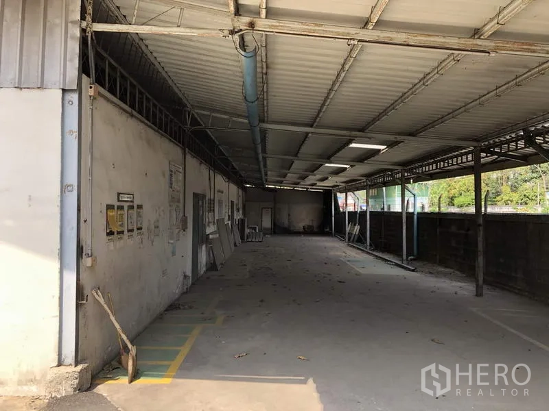 คลังสินค้า ให้เช่าในKhlong Luang, Pathum Thani - ทางเดินข้างอาคารมีหลังคาคลุม ใช้จอดหรือขนถ่ายสินค้า ขนานกำแพงรั้ว