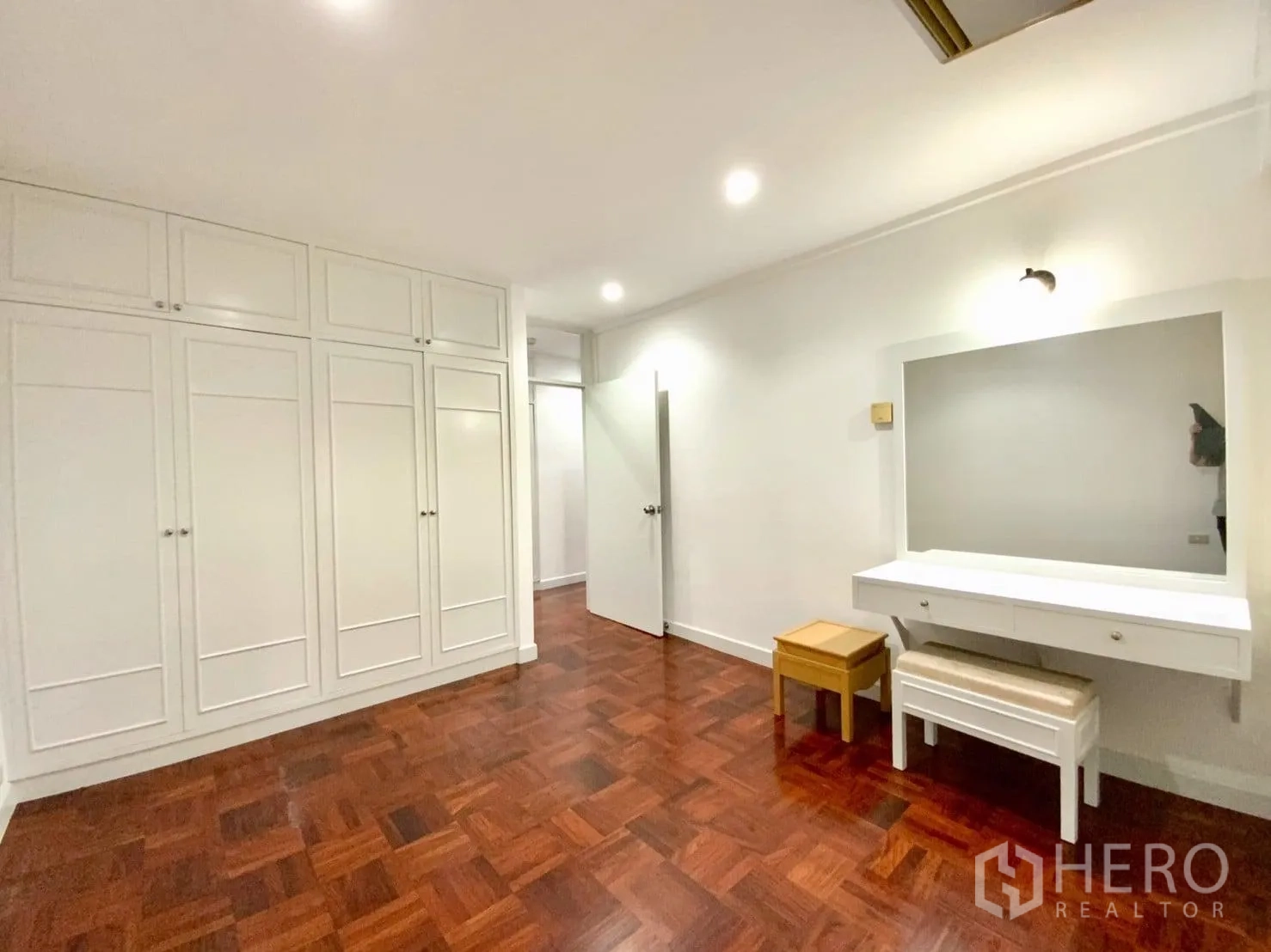 คอนโด ให้เช่าในWatthana, Bangkok - ห้องแต่งตัวหรือห้องนอนพร้อมตู้สูงบิลต์อินและโต๊ะเครื่องแป้ง