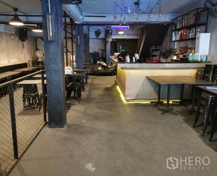 店屋 出租或出售在Watthana, Bangkok - 开放式用餐区，水泥地面与吊灯，带服务台