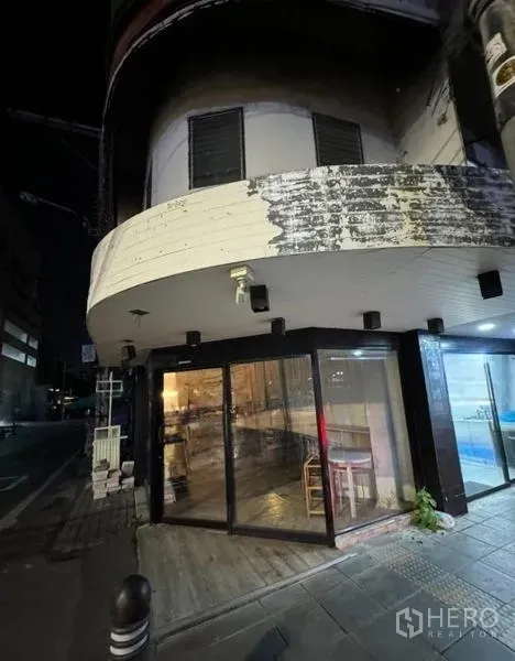 พื้นที่ขายปลีก ให้เช่าในWatthana, Bangkok - ภาพตอนกลางคืนของห้องมุม หน้ากระจกสว่าง และชั้นบนโค้ง