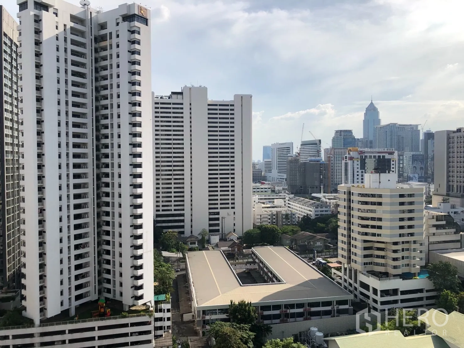 คอนโด ให้เช่าในBangkok - วิวระเบียงชั้นสูง เห็นสกายไลน์สุขุมวิทและตึกใกล้เคียง