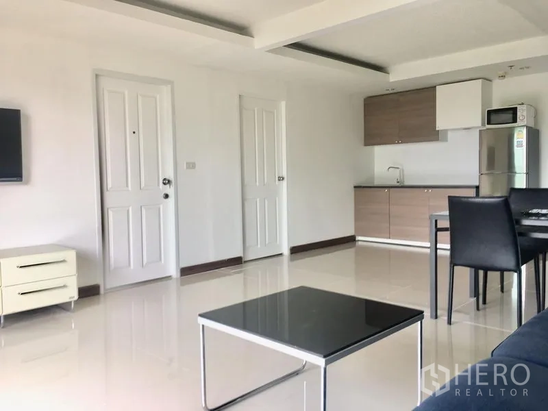 คอนโด ให้เช่าในKhlong Toei, Bangkok - พื้นที่นั่งเล่นแบบโอเพ่นเชื่อมครัวบิลท์อิน ตู้เย็น และโต๊ะทานอาหาร