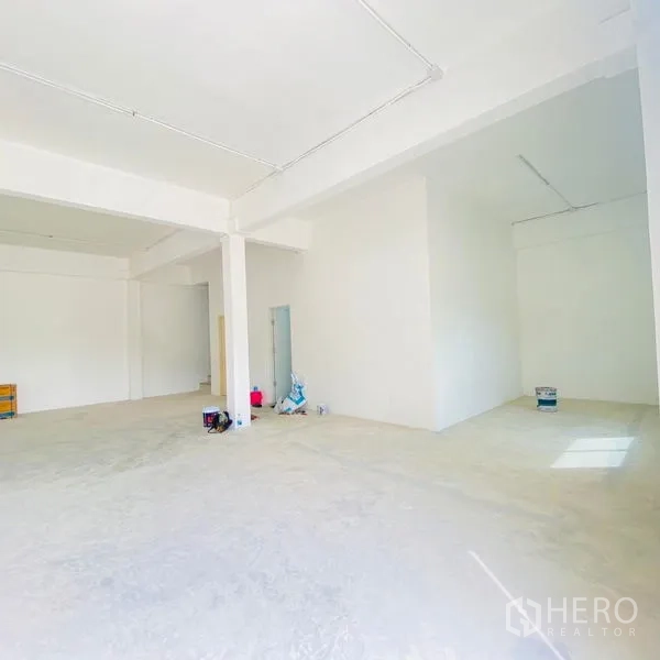 คลังสินค้า ให้เช่าในBang Khae, Bangkok - ห้องกว้างสีขาว พื้นคอนกรีต มีอุปกรณ์ตกแต่ง เหมาะเป็นออฟฟิศหรือส่วนพนักงาน