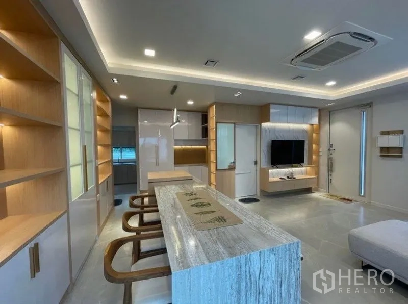 บ้าน ให้เช่าในPrawet, Bangkok - ครัวยุคใหม่พร้อมไอส์แลนด์ยาว ตู้เก็บของครบ และไฟตกแต่งโทนอุ่น