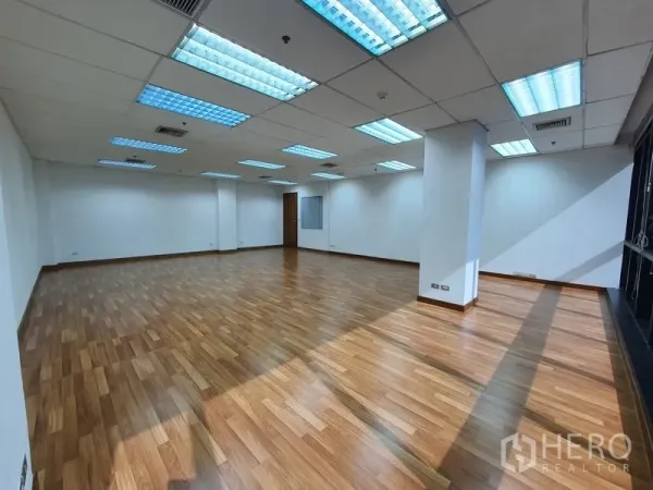 Office Space for rent in Watthana, Bangkok - Bright corner workspace with columns, large glazing and abundant natural light.