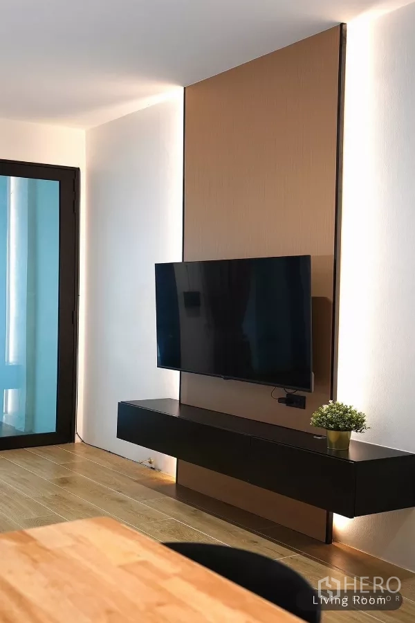 ทาวน์เฮาส์ ให้เช่าในHuai Khwang, Bangkok - ผนังทีวีติดจอพร้อมชั้นวางลอย