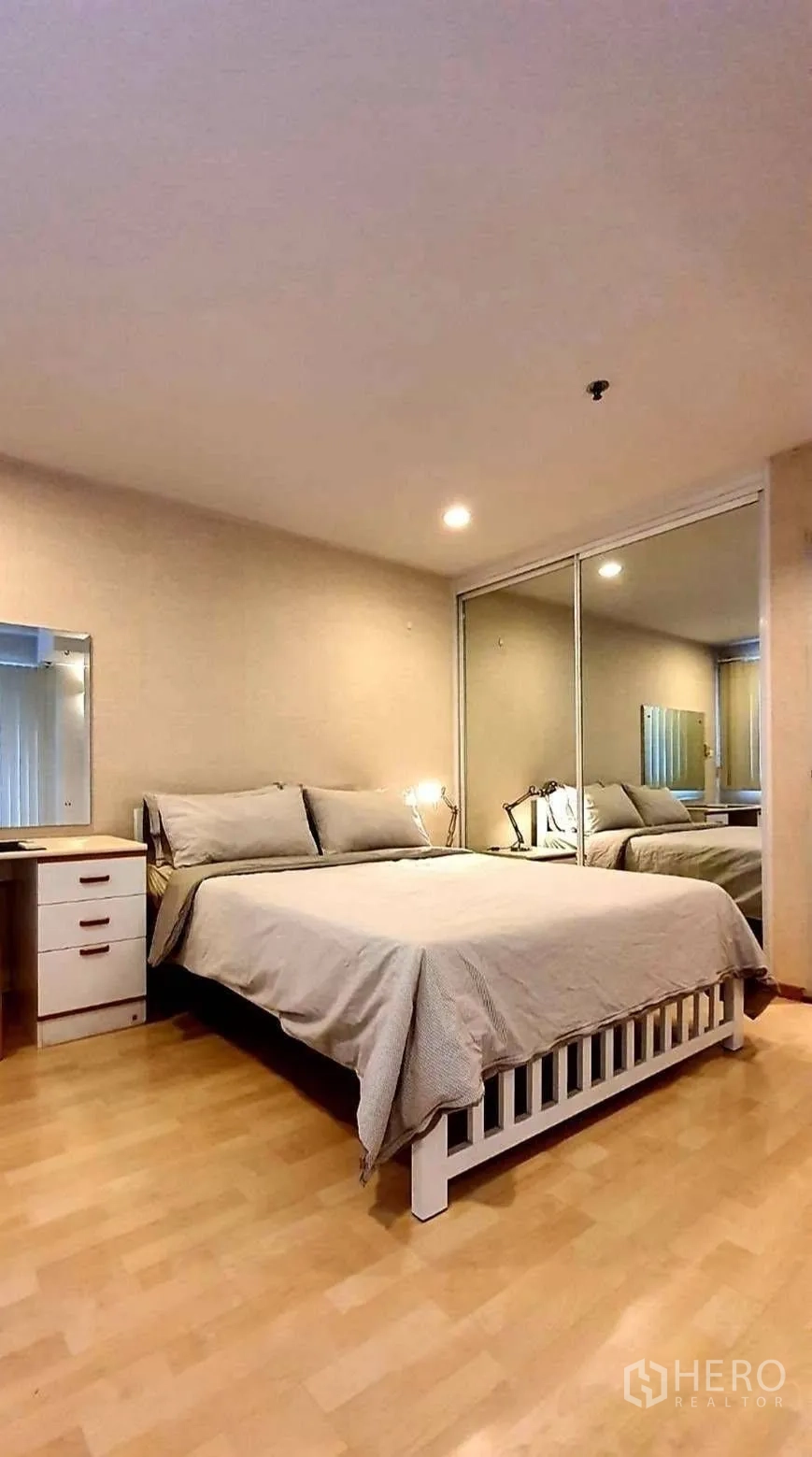 Condominium for rent in Khlong Toei, Bangkok - Master bedroom with double bed, mirrored sliding wardrobe and bedside table.