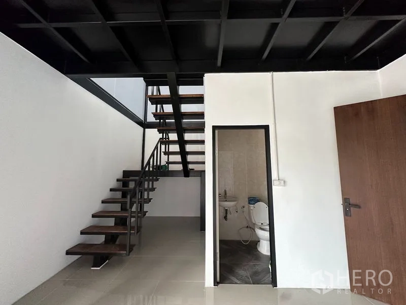 货栈 出租或出售在Lam Luk Ka, Pathum Thani - 仓库内的夹层楼梯与一层卫生间