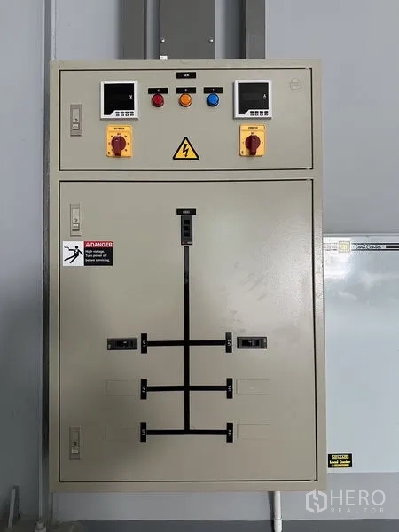 Factory for rent in Pathum Thani - High-capacity electrical control cabinet supporting a 500 kVA transformer.
