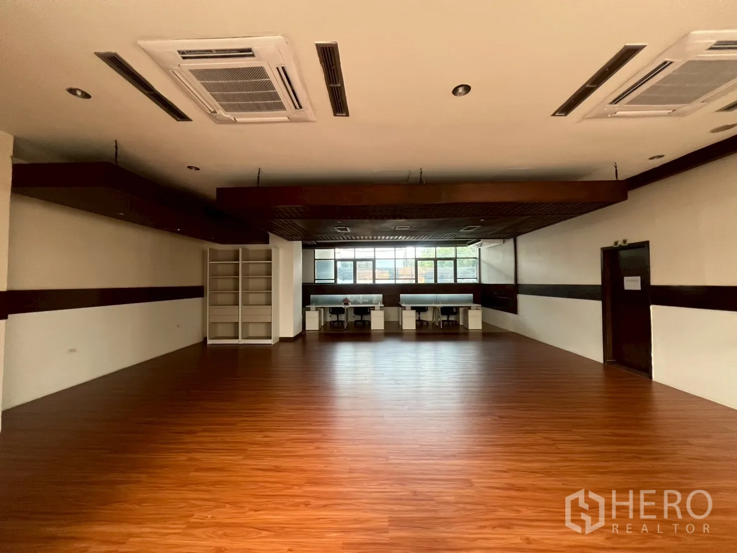 พื้นที่ขายปลีก ให้เช่า - โชว์รูมกว้าง พื้นไม้ และเครื่องปรับอากาศแบบคาสเซ็ตหลายจุด
