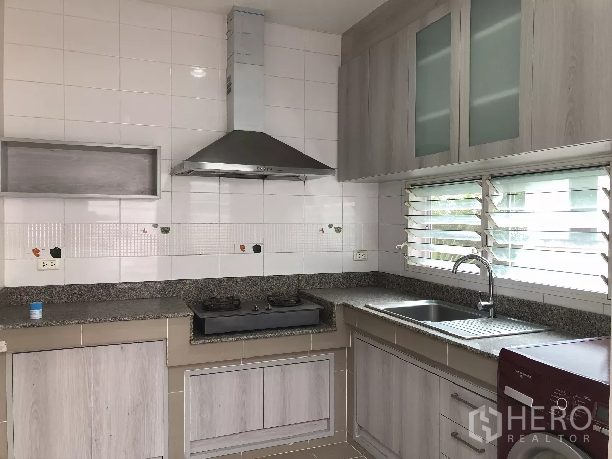 บ้าน ให้เช่าในBang Kapi, Bangkok - ครัวตะวันตก เคาน์เตอร์หินแกรนิต เตาแก๊ส และฮู้ดสเตนเลส