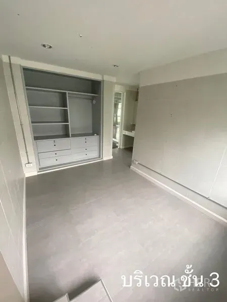 店屋 出租在Watthana, Bangkok - 紧凑房间，内置储物柜与灰色地砖。