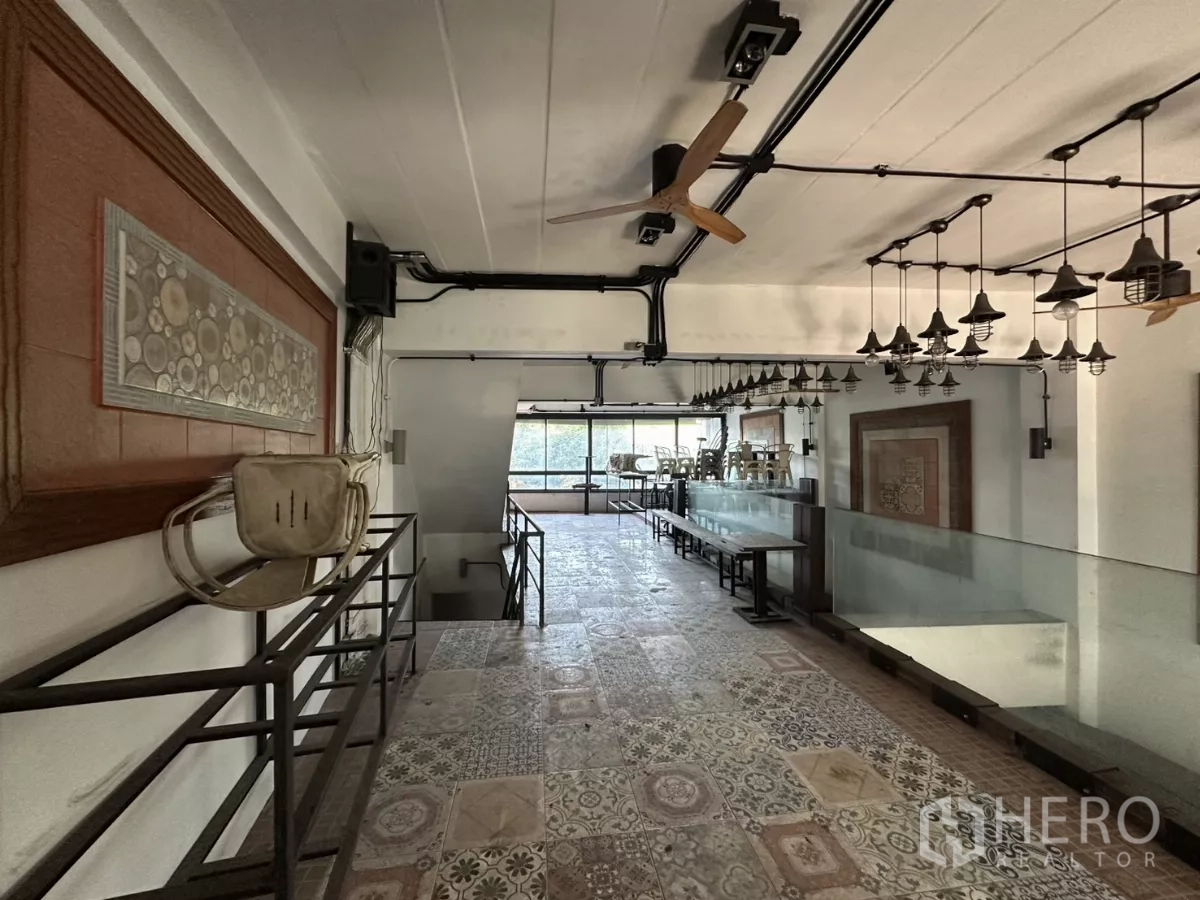 店屋 出租在Bang Na, Bangkok - 上层就餐楼面，花纹地砖、长椅与吊扇。