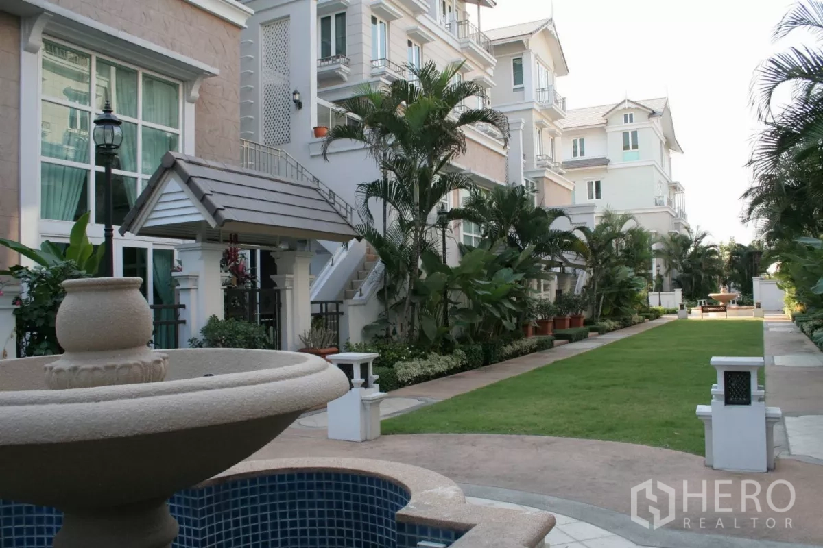 Townhouse for rent in Bang Kho Laem, Bangkok - Landscaped courtyard with lawn, palms and fountains between townhouse rows