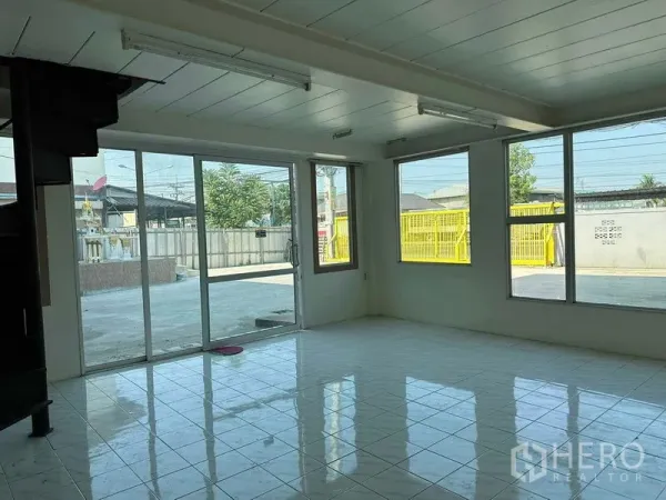 คลังสินค้า ให้เช่าในNakhon Pathom - ห้องออฟฟิศสว่าง พื้นกระเบื้อง ประตูกระจกบานเลื่อนและหน้าต่างรอบด้าน มองเห็นลานคอนกรีต