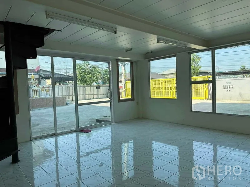 คลังสินค้า ให้เช่าในNakhon Pathom - ห้องออฟฟิศสว่าง พื้นกระเบื้อง ประตูกระจกบานเลื่อนและหน้าต่างรอบด้าน มองเห็นลานคอนกรีต