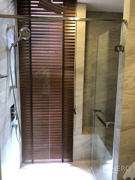 คอนโด ให้เช่าในWatthana, Bangkok - โซนอาบน้ำกระจก พร้อมฝักบัวเรนชาวเวอร์ ข้างหน้าต่างมู่ลี่ไม้