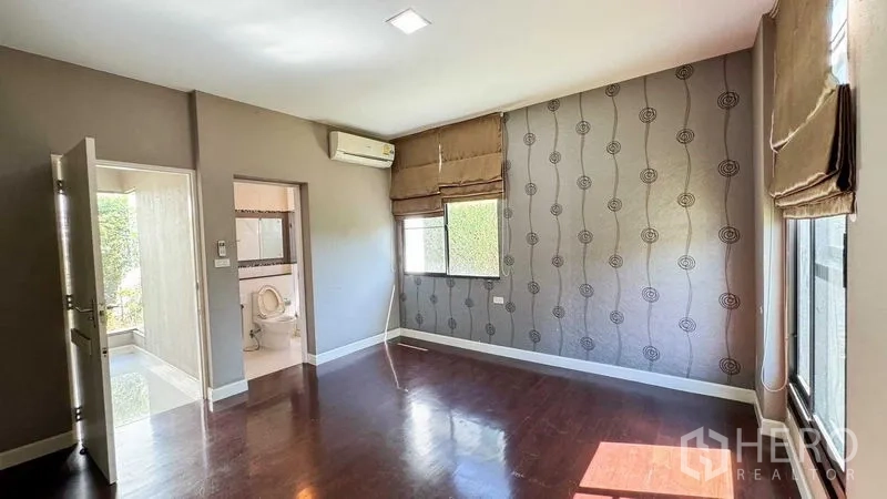 บ้าน ขายในBang Kapi, Bangkok - ห้องนอนหลักสว่าง พื้นไม้ ผนังลาย และห้องน้ำในตัว