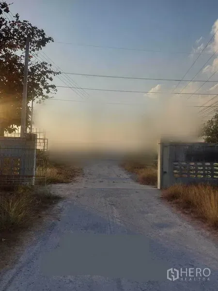 工厂 出租在Mueang Nakhon Pathom, Nakhon Pathom - 带大门的入口与混凝土通道，沿线有电线杆。