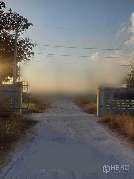 工厂 出租在Mueang Nakhon Pathom, Nakhon Pathom - 带大门的入口与混凝土通道，沿线有电线杆。