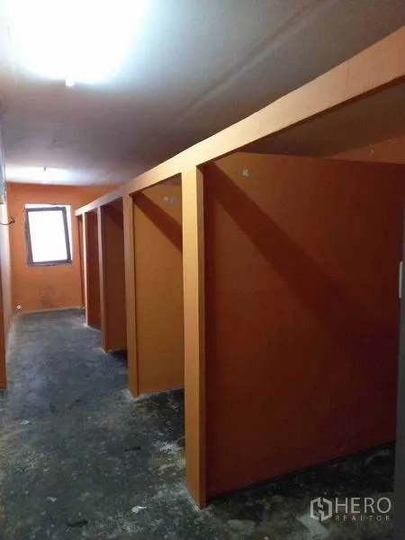 店屋 出租在Watthana, Bangkok - 走廊一侧排列的橙色隔间。