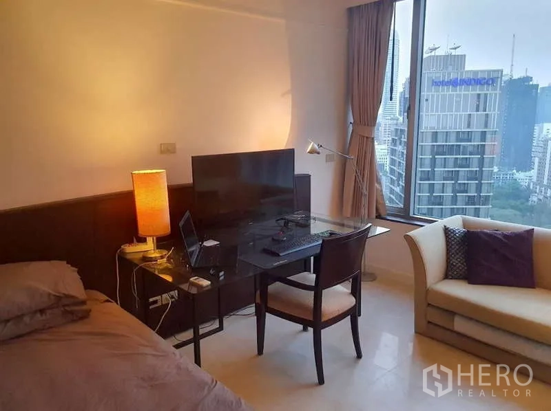 คอนโด ขายในPathum Wan, Bangkok - มุมทำงานในห้องนอน โต๊ะกระจกข้างหน้าต่างมองเห็นวิวเมือง